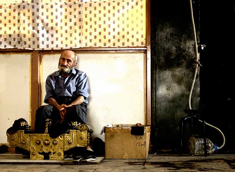 L00-2005-09-19---Shoe-Shiine-Man-02