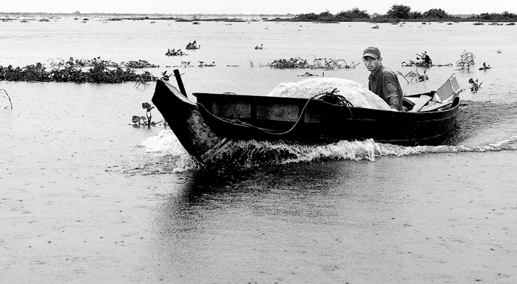 2009-10-09 - 021 - Siem Reap - Boat Man